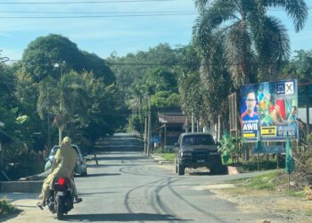 PENDUDUK  Nenggiri di Gua Musang mahu wakil rakyat baharu membangunkan lebih banyak kemudahan asas terutama jalan rosak segera dibaiki. – UTUSAN/AIMUNI TUAN LAH