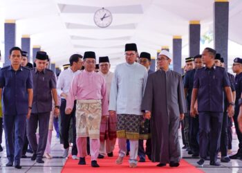 ANWAR Ibrahim  bersama lebih 2,000 jemaah menunaikan solat jenazah ghaib atas pemergian Pengerusi Biro Politik Hamas, Ismail Haniyeh di Masjid Negara, hari ini.