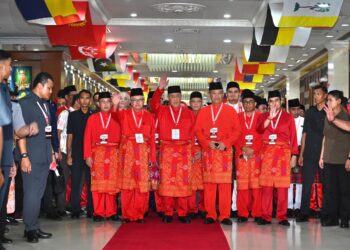 AHMAD Zahid Hamidi (tengah) tiba di Perhimpunan Agung UMNO 2024 di Kuala Lumpur, hari ini.