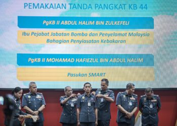 NOR Hisham Mohammad memakaikan Tanda Pangkat KB 44 kepada Mohamad Hafiezul Abdul Halim pada Majlis Perhimpunan Bulanan Bagi Bulan Ogos 2024 JBPM di Putrajaya. - UTUSAN/FAIZ ALIF ZUBIR