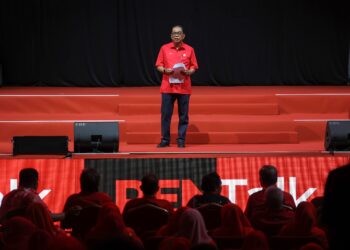 Mohamed Khaled Nordin berucap di PenTalk sempena Perhimpunan Agung UMNO 2024 di WTC, di sini kelmarin. - UTUSAN/FARIZ RUSADIO