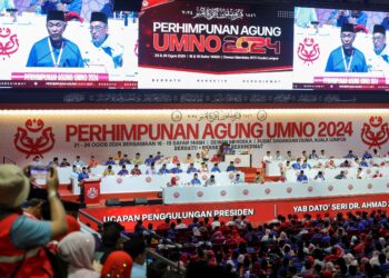 PRESIDEN UMNO, Datuk Seri Dr, Ahmad Zahid Hamidi menyampaikan ucapan penggulungan pada Perhimpunan Agung Umno 2024 di Pusat Dagangan Dunia Kuala Lumpur. - UTUSAN/FARIZ RUSADIO