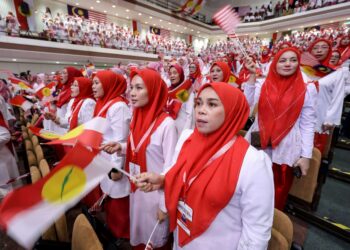 Para perwakilan yang hadir pada Perhimpunan Agung Wanita, Pemuda & Puteri UMNO Malaysia sempena Perhimpunan Agung UMNO 2024 di Dewan Merdeka Pusat Dagangan Dunia Kuala Lumpur di sini, semalam. – UTUSAN/FARIZ RUSADIO