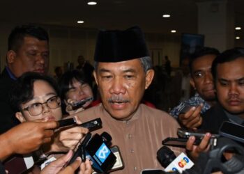 MOHAMAD Hasan bercakap kepada pemberita semasa melawat Laman Media bersempena Perhimpunan Agung UMNO 2024 di Pusat Dagangan Dunia Kuala Lumpur hari ini. - UTUSAN/SYAKIR RADIN