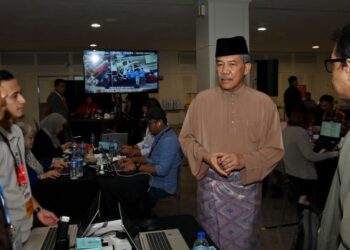 MOHAMAD Hasan menyantuni petugas media semasa melawat Laman Media bersempena Perhimpunan Agung UMNO 2024 di Pusat Dagangan Dunia Kuala Lumpur, hari ini. - UTUSAN/SYAKIR RADIN