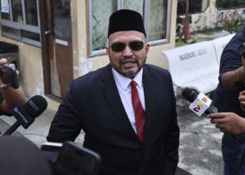 Peguam Syarie, Azmi Mohd Rais yang mewakili anak guam, Syamsul Yusof hadir ke Mahkamah Rendah Syariah Gombak Timur bagi mendengar perbicaraan kes penceraian antara Syamsul Yusof dan Ira Kazar di sini hari ini. GAMBAR - AMIR KHALID