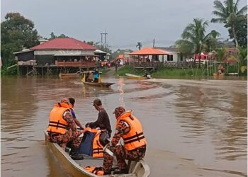 PASUKAN bomba melancarkan gerakan mencari dan menyelamat tiga pelajar yang hilang.