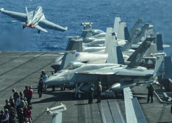 SEBUAH jet pejuang F/A-18 berlepas dari dek kapal pengangkut pesawat USS Carl Vinson semasa latihan maritim selama tiga hari antara AS dan Jepun di Laut Filipina, pada 31 Januari 2024.- AFP