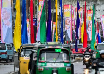 POSTER Ranil Wickremesinghe digantung di sepanjang jalan, menjelang pilihan raya presiden Sri Lanka.- AFP