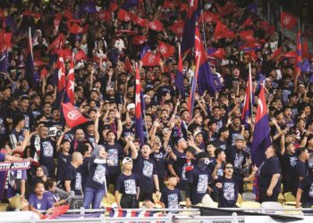 Reaksi penyokong pasukan JDT pada perlawanan akhir bola sepak Piala FA menentang pasukan Selangor di Stadium Nasional Bukit Jalil, Kuala Lumpur, Sabtu lalu.  – MINGGUAN/AMIR KHALID