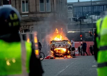 KUMPULAN perusuh membakar kenderaan dalam satu kejadian di sebuah bandar di England, baru-baru ini.-AGENSI