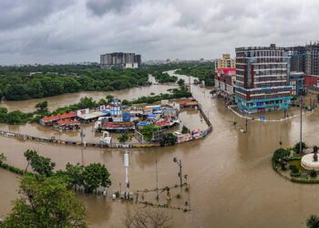 BANJIR besar Gujarat, India memaksa 40,000 penduduk terpaksa dipindahkan ke kawasan selamat.-AGENSI