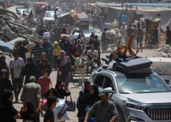 ORANG awam Palestin berpindah dari daerah timur Khan Yunis di selatan Semenanjung Gaza berikutan arahan pemindahan oleh tentera Israel pada 22 Julai 2024.-AFP