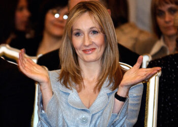 Britain's J.K. Rowling, the author of the internationally best-selling series of books about the young wizard Harry Potter applauds a performance by Romanian orphans during a ceremony in Bucharest, Romania, 26 January 2006. Rowling said 26 January at the start of a two-day visit to Romania that she hoped reforms the country had made in child welfare would benefit other countries in the region. Rowling, 40, recently became a trustee of a new Bucharest-based foundation called The Children's High Level Group, which raises money for children in need and promotes childcare reforms in Romania as a model to other European countries. (Photo by VADIM GHIRDA / POOL / AFP)