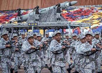 Kontinjen Tentera Laut Diraja Malaysia (TLDM) turut mempamerkan aset mereka iaitu misil exocet MM40 pada raptai perarakan Hari Kebangsaan di Dataran Putrajaya, semalam.