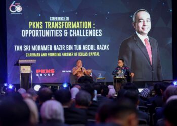 Pengerusi Ikhlas Capital, Tan Sri Mohamed Nazir Tun Abdul Razak (kiri) bercakap mengenai Memimpin Perubahan: Mengemudi Transformasi Organisasi pada forum Transformasi PKNS: Peluang dan Cabaran di Pusat Konvensyen Shah Alam, semalam. – utusan/ FARIZ RUSADIO