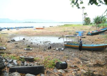 PARAS air di Empangan Timah Tasoh di Padang Besar, Perlis, terus menyusut sehingga paras 26.90 meter sekali gus berada pada situasi amaran. – UTUSAN/IZLIZAN OTHMAN