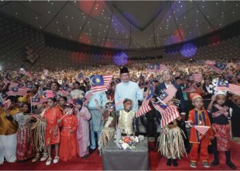 ANWAR Ibrahim mengibarkan Jalur Gemilang pada Majlis Amanat Perdana Hari Kebangsaan 2024 di Pusat Konvensyen Antarabangsa Putrajaya (PICC) di sini, semalam. - UTUSAN/FAISOL MUSTAFA