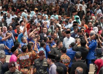 ANWAR Ibrahim beramah mesra dengan penjawat awam pada Majlis Amanat Perdana Perkhidmatan Awam (MAPPA) Kali Ke-19 di Putrajaya, semalam. - UTUSAN/FAISOL MUSTAFA