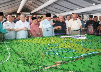 ANWAR Ibrahim melawat pelan pembinaan Kerian Integrated Green Industri Perak di Ladang Tali Ayer, Tapak KIGIP Fasa 1, Kerian, semalam. – UTUSAN/MUHAMAD NAZREEN SYAH MUSTHAFA