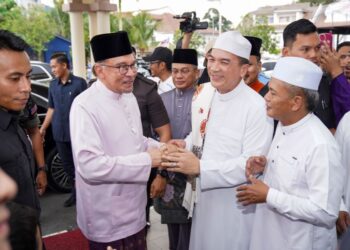 ANWAR Ibrahim beramah mesra dengan jemaah semasa hadir menunaikan solat Jumaat di Masjis Al-Hidayah, Kampung Sungai Penchala, Kuala Lumpur, semalam. – UTUSAN/ILHAM ZAKARIA