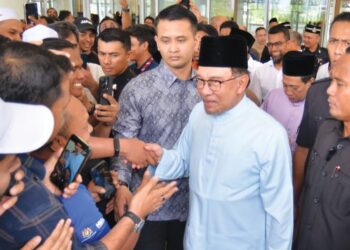 ANWAR Ibrahim menyantuni jemaah ketika hadir menunaikan solat jumaat di Kompleks Balai Islam TNB, Bangsar, semalam. - UTUSAN/SYAKIR RADIN