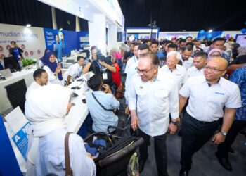 RAJA Arshad Raja Tun Uda mengiringi Anwar Ibrahim meninjau 
pameran MSAM pada hari perasmiannya di Shah Alam semalam. 
– UTUSAN/SADDAM YUSOFF