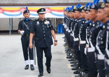 AZIZI Mat Aris memeriksa perbarisan pada Perhimpunan Bulanan Ketua Polis Perak di IPK Perak, Ipoh. - UTUSAN/MUHAMAD NAZREEN SYAH MUSTHAFA