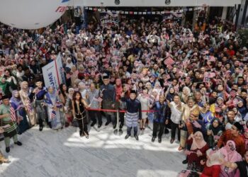 MOHD. AZHARUDDIN Mat Sah (tengah) bergambar bersama warga kerja Prasarana pada majlis pelancaran Sambutan Hari Kemerdekaan 2024 di Menara Prasarana, hari ini. - UTUSAN/SHIDDIEQIIN ZON