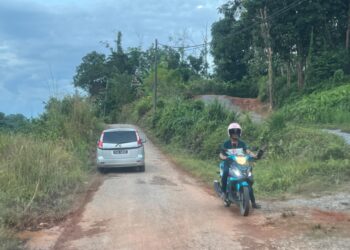 KEADAAN jalan di Kampung Serian di  Gua Musang selain tiada lampu jalan, laluannya juga banyak lubang. 
– UTUSAN/AIMUNI TUAN LAH