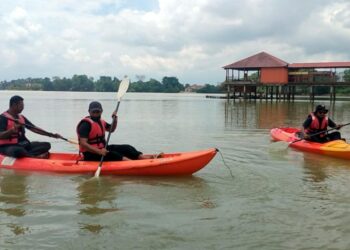 AKTIVITI berkayak kembali beroperasi setelah paras bacaan air di Empangan Tasik Bukit Merah kembali pulih di Bukit Merah Laketown Resort. - UTUSAN/WAT KAMAL ABAS