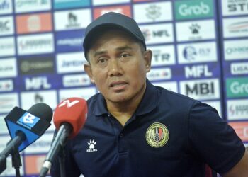 AZZMI Ab. Aziz pada sidang akhbar selepas tamat perlawanan Liga Super di antara NSFC dan PDRM FC di Stadium Tuanku Abdul Rahman, Paroi, Seremban, semalam.-UTUSAN/MOHD. SHAHJEHAN MAAMIN.