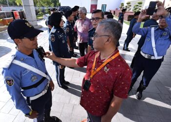 MASRI Razali pada majlis penyerahan dan pemakaian kamera badan kepada penguat kuasa MBS di Wisma MBS, Seremban hari ini.-UTUSAN/MOHD. SHAHJEHAN MAAMIN.