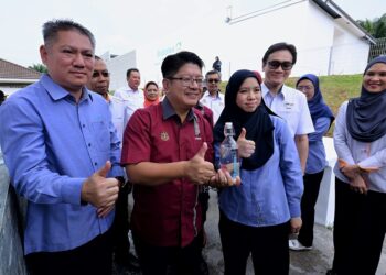 EWON Benedick (dua dari kiri) menunjukkan air mineral beroksigen Bubbles O2 pada Majlis Perasmian Pusat PengilaNgan Baharu Bubble O2 di Kampung Kanchong Darat, Rantau, Seremban hari ini.-UTUSAN/MOHD. SHAHJEHAN MAAMIN.