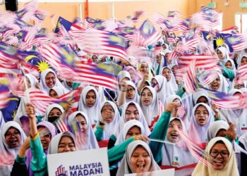 PELAJAR SMK Putrajaya Presint 9 (1) mengibarkan Jalur Gemilang pada Program Pentarama X Kelab Malaysiaku sempena Sambutan Bulan Kebangsaan 2024 di sekolah itu semalam. - UTUSAN/FAISOL MUSTAFA