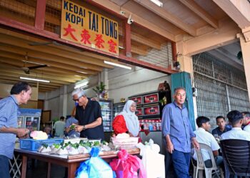 KEDAI kopi dalam sebuah rumah kedai lama berusia lebih 70 tahun menjadi tumpuan masyarakat pelbagai kaum di Kedai Kopi Tai Tong di Jalan Sekolah Derma, Kangar, Perlis. - UTUSAN/IZLIZAN OTHMAN