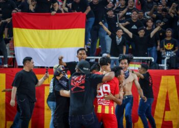 SEGELINTIR Penyokong Selangor FC yang masuk ke padang ketika aksi separuh akhir kedua Piala FA berdepan Terengganu FC di Stadium Majlis Bandaraya Petaling Jaya kelmarin.-UTUSAN/IQBAL ROSLI