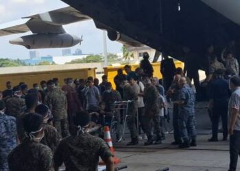 SEBAHAGIAN warga Palestin yang tiba di Pangkalan Udara TUDM Subang, Shah Alam, hari ini. - FOTO/ISKANDAR SHAH MOHAMED