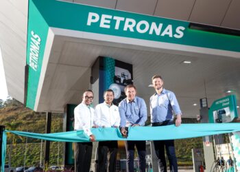 AHMAD Adly Alias (dua dari kiri) dan Diego Argenta (tiga dari kiri) pada pelancaran Stesen berjenama Petronas di Brazil pertama di lebuh raya Castelo Branco di Sao Paulo, Brazil.