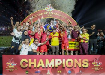 SULTAN Selangor, Sultan Sharafuddin Idris Shah bersama pemain Pilihan Selangor meraikan kemenangan selepas menewaskan Pilihan Singapura ketika perlawanan Piala Sultan Selangor 2024 di Stadium Merdeka.-UTUSAN/FARIZ RUSADIO