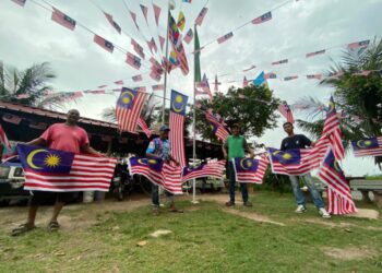 Hasni Saad memasang Jalur Gemilang dan bendera negeri dengan dibantu ahli keluarga serta jiran tetangga di kawasan rumahnya di Pekan Darat, Permatang Binjai, Butterworth baru-baru ini