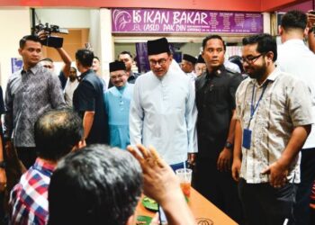 ANWAR Ibrahim ketika hadir makan tengah hari di Kompleks Makan Tanglin Kuala Lumpur semalam. 
– UTUSAN/SYAKIR RADIN