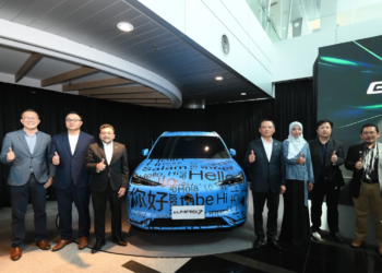 LI Chunrong (empat dari kanan) memperkenalkan model EV pertama negara iaitu Proton e.Mas 7.