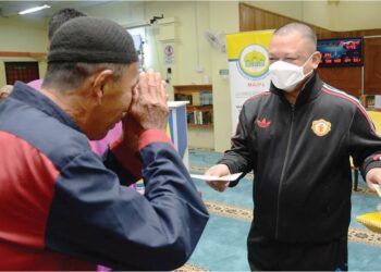 TUANKU Syed Faizuddin Putra Jamalullail berkenan menyampaikan agihan zakat MAIPs di Masjid Solahuddin Al-Ayyubi Padang Besar Utara, Perlis, semalam.