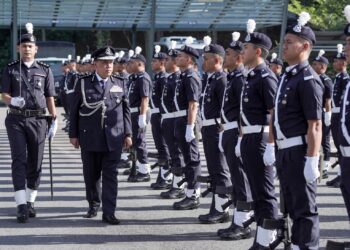 RUSHDI Mohd Isa memeriksa kawalan hormat ketika hadir majlis serah tugas Ketua Polis Daerah Putrajaya di IPD Putrajaya. - UTUSAN/FAISOL MUSTAFA