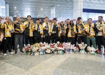 Rexy Mainaky (kiri) bersama pemenang pingat gangsa Sukan Olimpik Paris 2024, Lee Zii Jia (perseorangan) dan beregu lelaki negara Aaron Chia-Soh Wooi Yik disambut meriah ketika tiba di Lapangan Terbang Antarabangsa Kuala Lumpur (KLIA) semalam.-UTUSAN/FARIZ RUSADIO