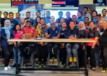 S. KARUNANITHY (lima dari kiri) bersama Muguntan Vanar (tujuh dari kiri) bersama pengamal media yang hadir pada program bual bicara dan boling SPRM bersama media Sabah, di My Bowl 1Borneo Hypermall, Kota Kinabalu semalam.