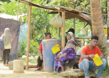 MASYARAKAT Orang Asli memberi sokongan penuh kepada calon BN pada Pilihan Raya Kecil (PRK) Dewan Undangan Negeri (DUN) Nenggiri , kelmarin. – UTUSAN/AIMUNI TUAN LAH