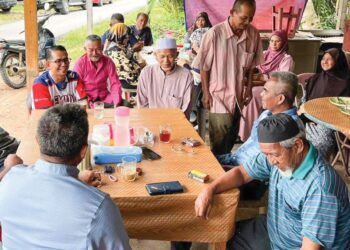 MOHD. Azmawi Fikri Abdul Ghani (kiri) bersarapan pagi bersama penduduk di Sungai Asap A, Gua Musang, Kelantan, semalam.