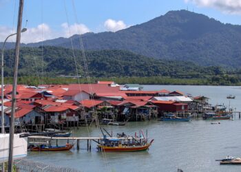 RUMAH-RUMAH penduduk yang masih didiami seperti biasa oleh penghuni di Bukit Malut, Langkawi. -UTUSAN/SHAHIR NOORDIN